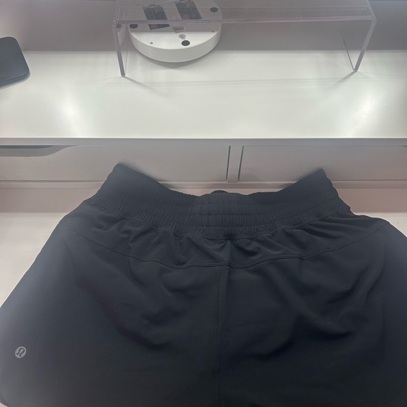 Lululemon Shake It Out HR Shorts 2.5” - Picture 2 of 3